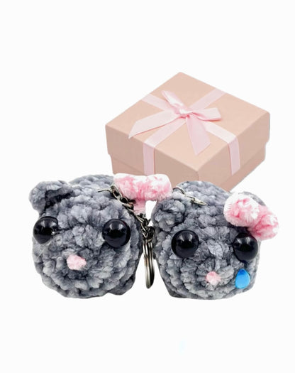 Sad Hamster Schlüsselanhänger-Set (2 Anhänger) + Geschenkbox & Karte zum Selbstbeschriften